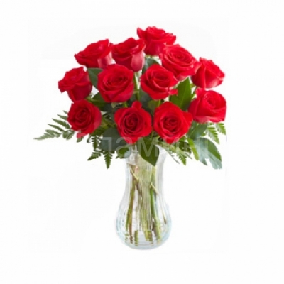 Розы в вазе Классическая красота красных роз никого не оставит равнодушным. Букет из элитных роз сорта Гран-При в вазе – лучший способ выразить самые искренние чувства. Ведь роза - великолепная королева цветов – безмолвный символ любви и страсти. Цветочная композиция представлена в трех вариантах на Ваш выбор: «маленький» (7 роз), «стандарт» (11 роз) и «большой» (15 роз.) Красные розы Гран-При в вазе.