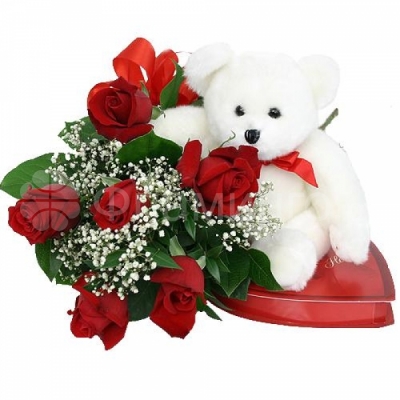 Ты моя Валентинка Такую очаровательную валентинку, Ваша возлюбленная не забудет никогда! В этом наборе есть все необходимое,  чтобы поздравить и обрадовать любимого человека! 5 красных роз, гипсофила, рускус, салал, межвежонок 25-30 см + коробка конфет в виде сердечка!